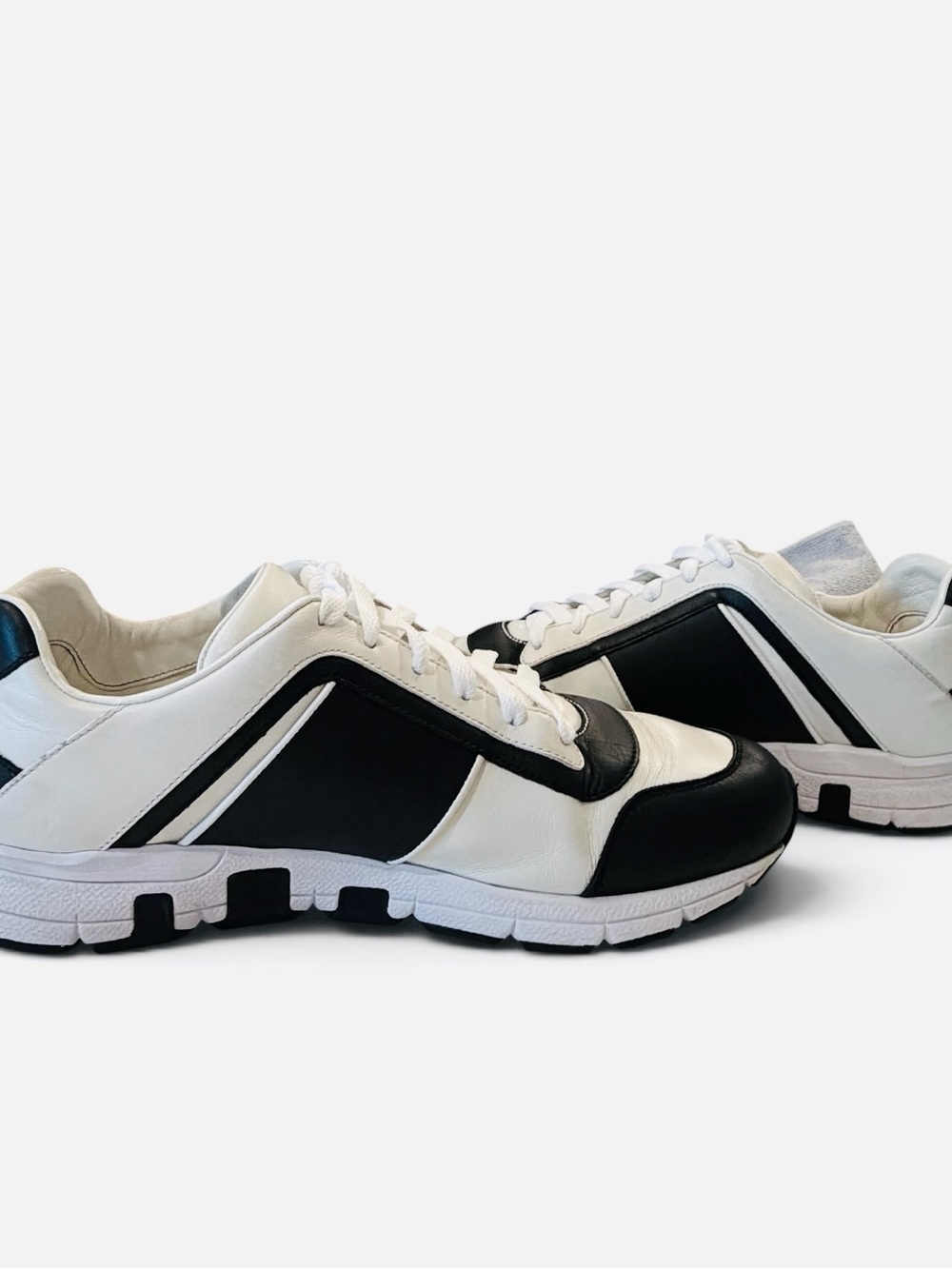 Gucci Men’s Black & White Leather interlocking Logo Runner Sneakers - Picture 3 of 12